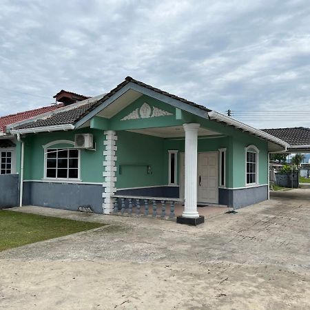 Hanif Homestay Kuching Extérieur photo