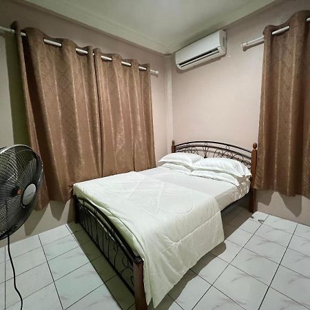 Hanif Homestay Kuching Extérieur photo