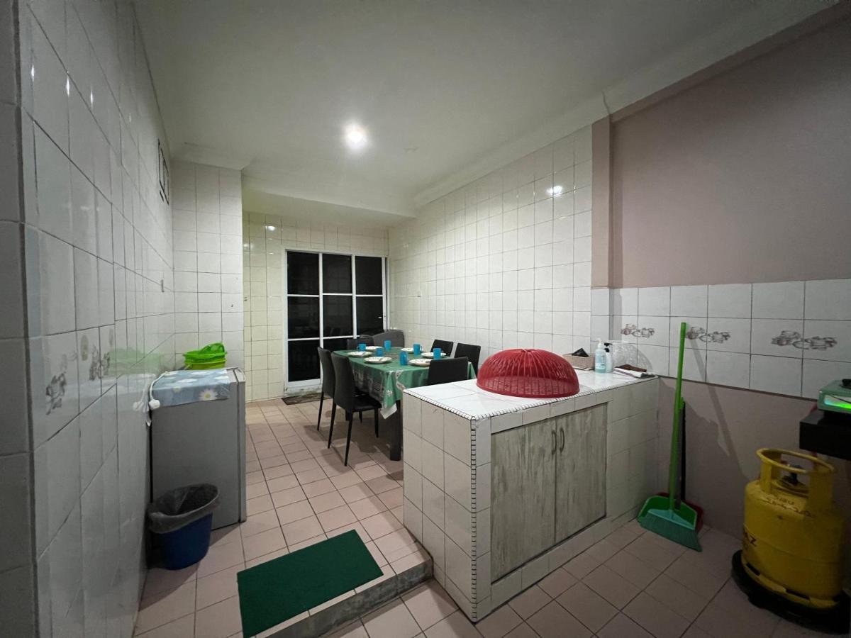 Hanif Homestay Kuching Extérieur photo