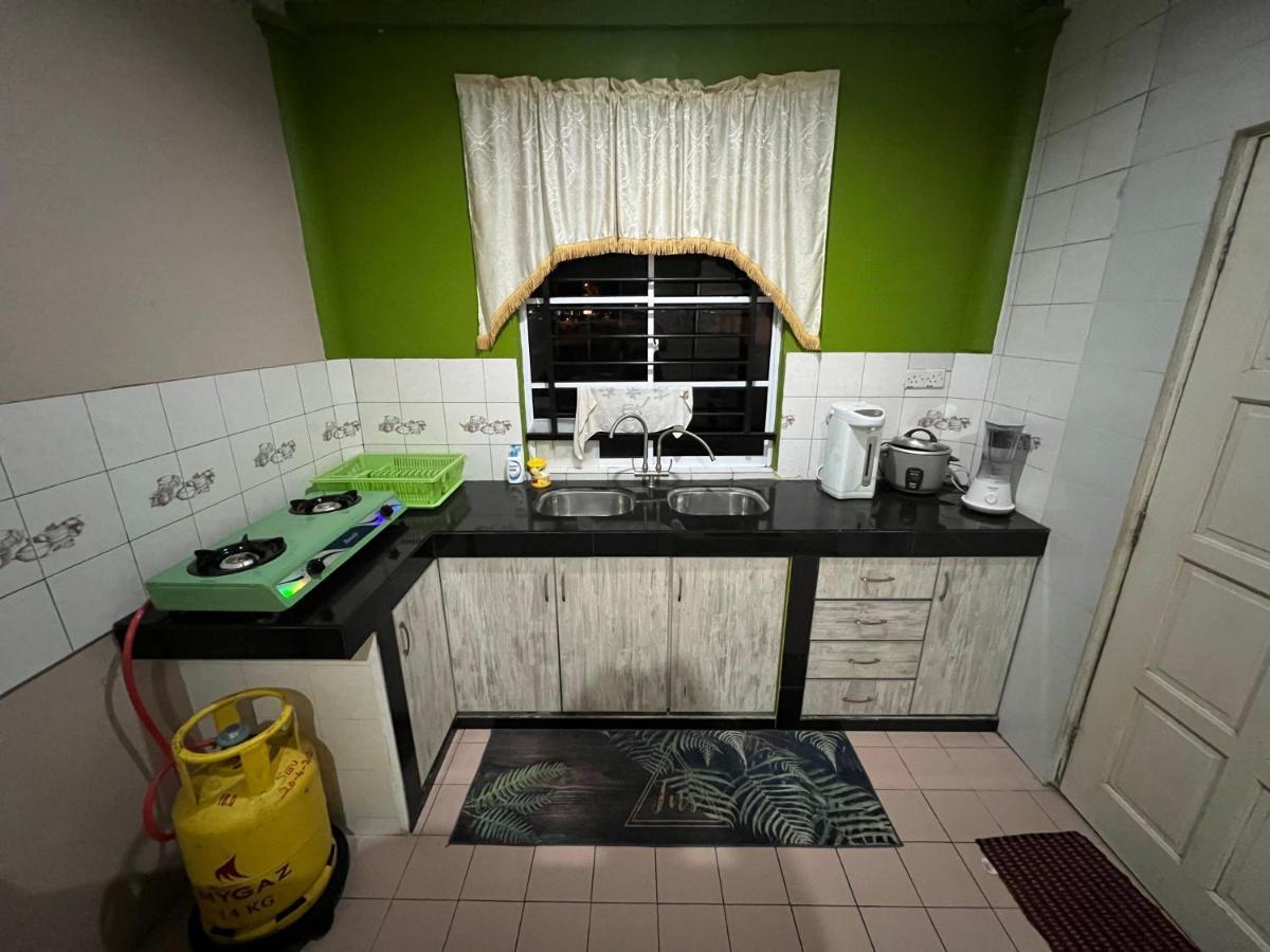 Hanif Homestay Kuching Extérieur photo