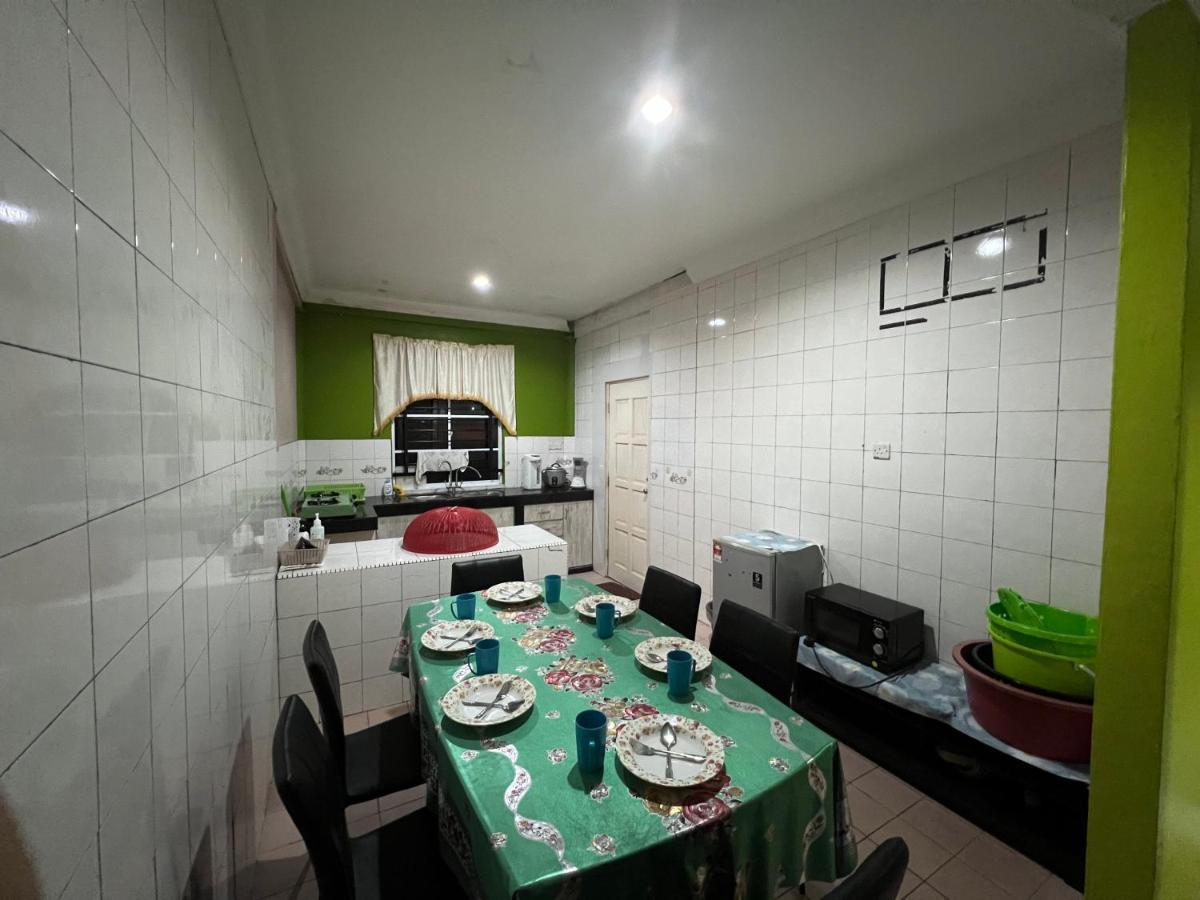 Hanif Homestay Kuching Extérieur photo