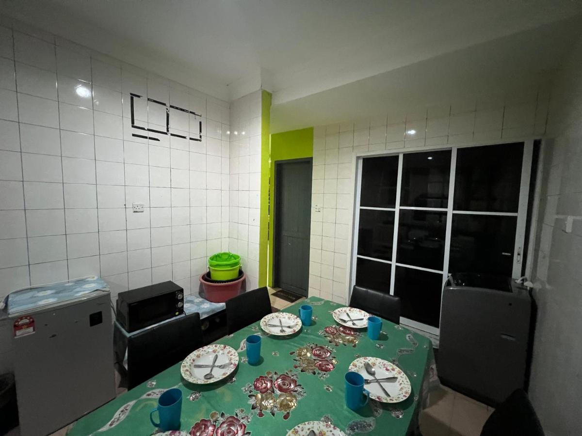 Hanif Homestay Kuching Extérieur photo