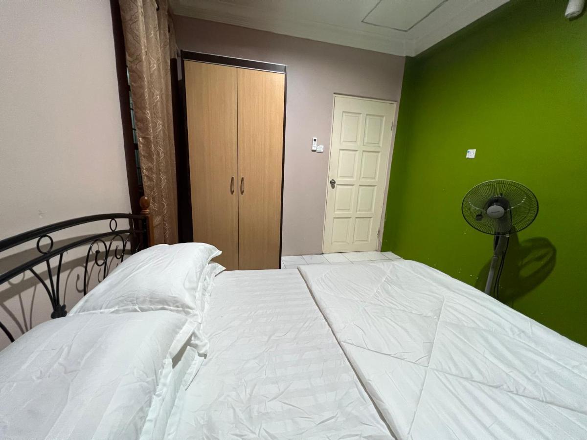 Hanif Homestay Kuching Extérieur photo