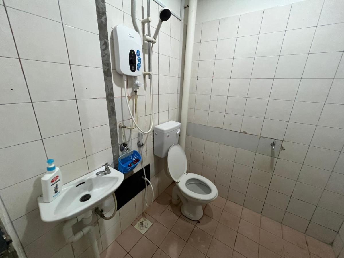 Hanif Homestay Kuching Extérieur photo
